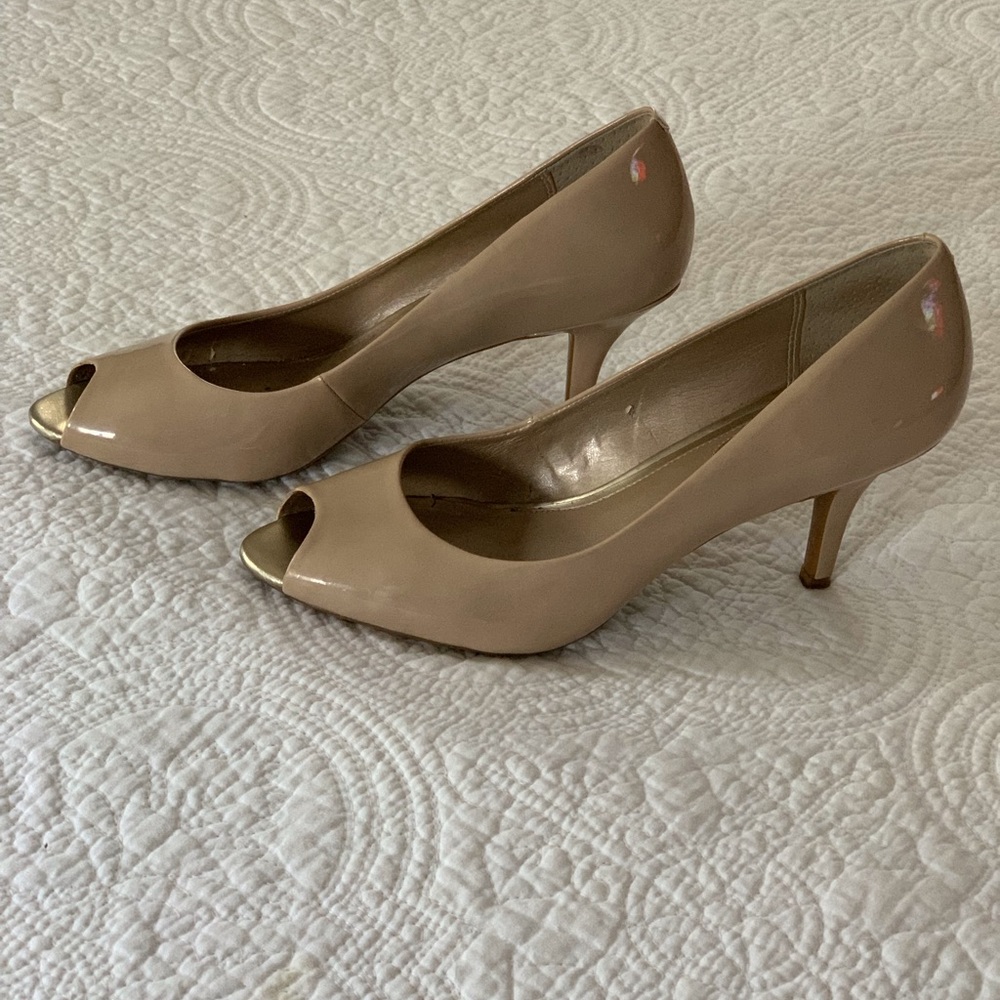 Beige patent leather peep-toe pumps